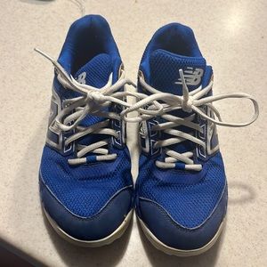 New balance men’s baseball turf cleats. Size 8 blue and white.